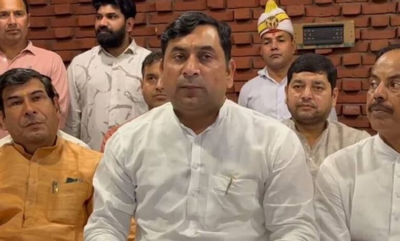 उत्तर प्रदेश, नोएडा: ऊर्जा मंत्री सोमेंद्र तोमर नोएडा स्वदेशी मेला पहुंचे