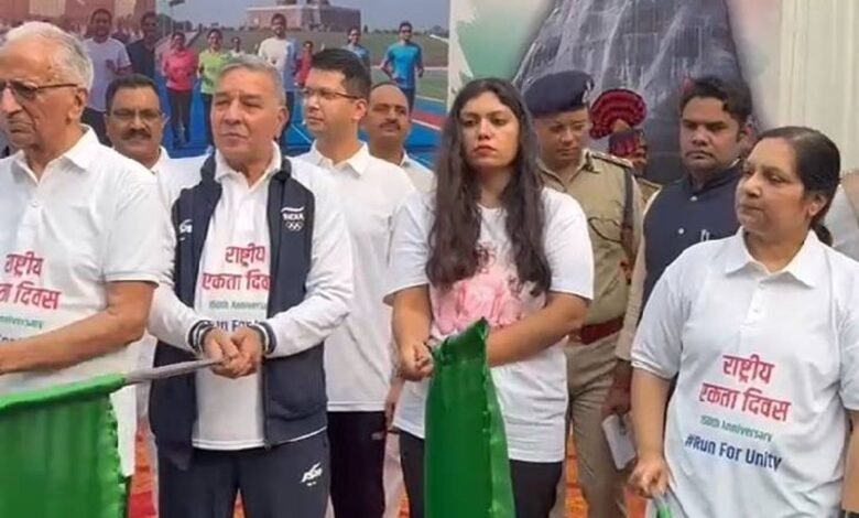 उत्तर प्रदेश, नोएडा: RUN FOR UNITY में पुलिस के साथ दौड़े नोएडावासी