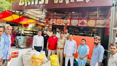 उत्तर प्रदेश, नोएडा: ग्रेनो प्राधिकरण के स्वास्थ्य विभाग ने सिंगल यूज प्लास्टिक किया जब्त