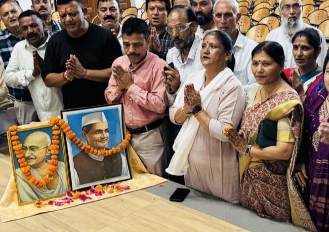 उत्तर प्रदेश, नोएडा: कांग्रेसियों ने महात्मा गांधी-लाल बहादुर शास्त्री की जयंती मनाई