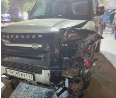 उत्तर प्रदेश, नोएडा: नशे में धुत्त डिफेंडर कार के चालक ने सड़क किनारे खड़े 6 वाहनों में सीरीज में मारी टक्कर, गिरफ्तार