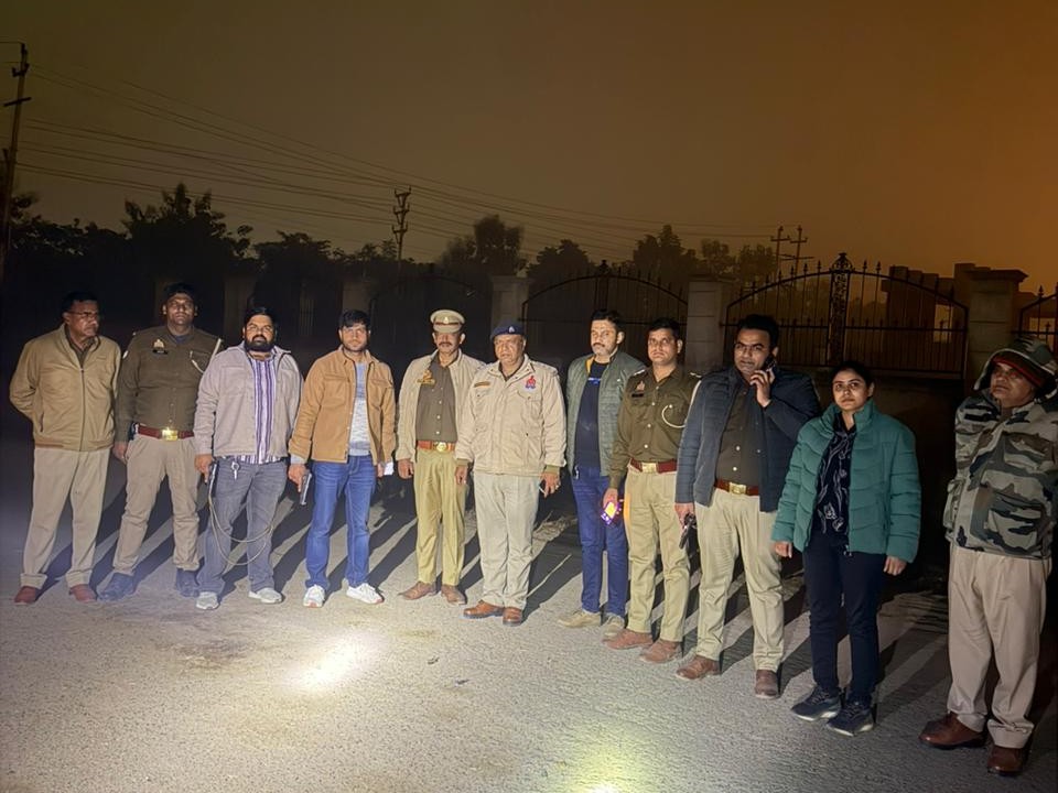 Greater Noida crime: नोएडा में पुलिस मुठभेड़ के बाद तीन शातिर बदमाश गिरफ्तार, सवारी बिठाकर करते थे लूट Greater Noida crime: नोएडा में पुलिस मुठभेड़ के बाद तीन शातिर बदमाश गिरफ्तार, सवारी बिठाकर करते थे लूट