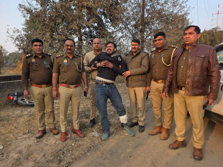 Greater Noida crime: ग्रेटर नोएडा में मुठभेड़ के बाद बदमाश गिरफ्तार, बुजुर्ग महिला से चेन लूटने का था प्रयास
