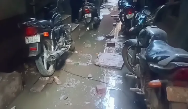 Mandawali sewer problem, Delhi sewer overflow, East Delhi civic issues