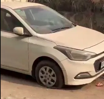 Ghaziabad – Nagar Palika Employees Deflating Car Tyres