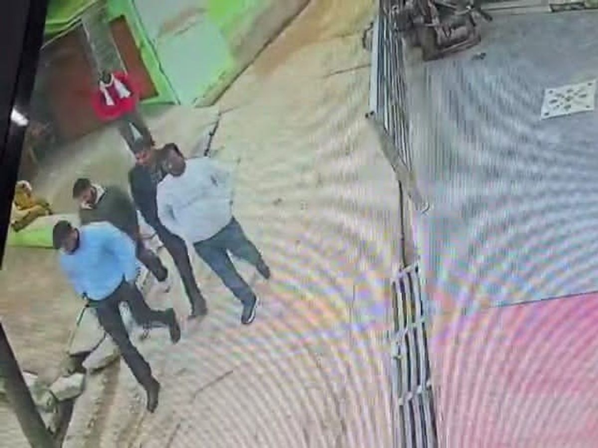 Greater Noida Crime: भूखंड की रजिस्ट्री कराने के लिए विधवा महिला को अपहरण की धमकी, घर में घुसकर बदमाशों ने डराया Greater Noida Crime: भूखंड की रजिस्ट्री कराने के लिए विधवा महिला को अपहरण की धमकी, घर में घुसकर बदमाशों ने डराया