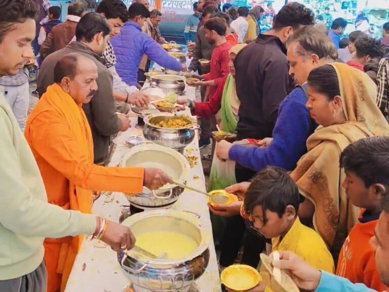 Noida: मकर संक्रांति पर व्यापार मंडल ने किया खिचड़ी प्रसाद वितरण, हजारों लोगों ने लिया लाभ