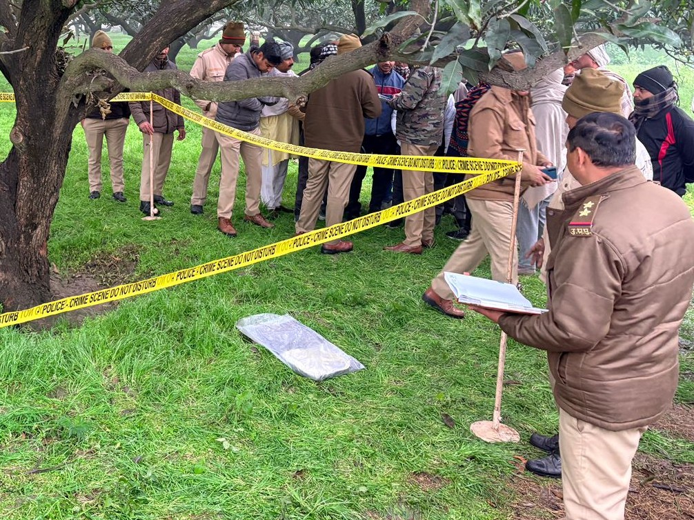 उत्तर प्रदेश : हापुड़ में पेड़ से लटका मिला व्यक्ति का शव, आत्महत्या का मामला उत्तर प्रदेश : हापुड़ में पेड़ से लटका मिला व्यक्ति का शव, आत्महत्या का मामला