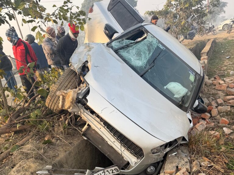 Greater Noida accident: पेड़ से टकराकर सीवर लाइन में पलटी तेज रफ्तार कार, बाइक सवार समेत तीन लोग घायल
