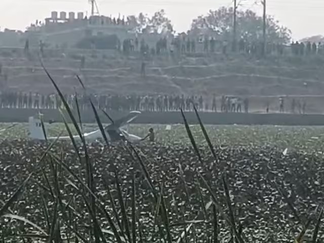 Prayagraj plane crash: प्रयागराज में सेना का ट्रेनिंग विमान क्रैश, केपी कॉलेज के पास तालाब में गिरा, दोनों ट्रेनी पायलट सुरक्षित