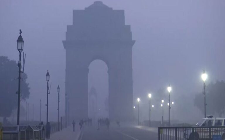Delhi NCR weather: दिल्ली-NCR में कोहरा और कड़ाके की ठंड जारी, IMD ने लोगों के लिए ओरेंज अलर्ट जारी किया