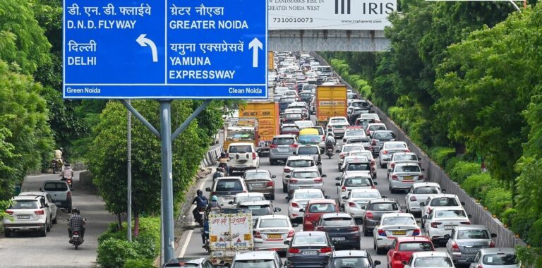 Greater Noida: ग्रेटर नोएडा एक्सप्रेसवे के पास 45 मीटर चौड़ी सड़क अधूरी, किसानों से जमीन नहीं मिली
