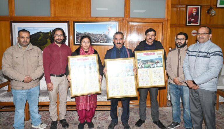 Himachal Pradesh: मुख्यमंत्री सुखविन्द्र सिंह सुक्खू ने गिरिराज साप्ताहिक का वर्ष 2026 का कैलेंडर किया जारी