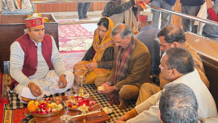 Himachal Pradesh: मुख्यमंत्री सुखविन्द्र सिंह सुक्खू ने तारा देवी मंदिर में शीश नवाया, प्रदेशवासियों के सुख और समृद्धि की कामना की