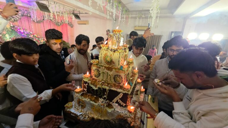 उत्तर प्रदेश : वृंदावन में अनूठा नव वर्ष, ठाकुर जी को केक का भोग लगाकर किया 2026 का अभिनंदन