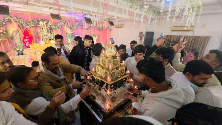 उत्तर प्रदेश : वृंदावन में नए साल का भव्य स्वागत, ठाकुर बांके बिहारी के दर्शन को उमड़ा आस्था का समंदर
