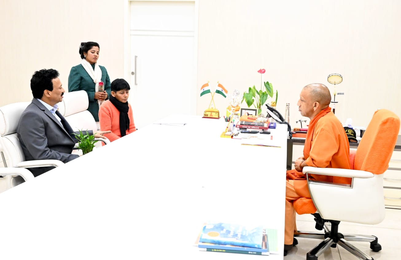उत्तर प्रदेश : भूमाफिया पर जीरो टालरेंस, मेजर की बीमार बेटी को 24 घंटे के भीतर मिला अपने मकान पर कब्जा उत्तर प्रदेश : भूमाफिया पर जीरो टालरेंस, मेजर की बीमार बेटी को 24 घंटे के भीतर मिला अपने मकान पर कब्जा