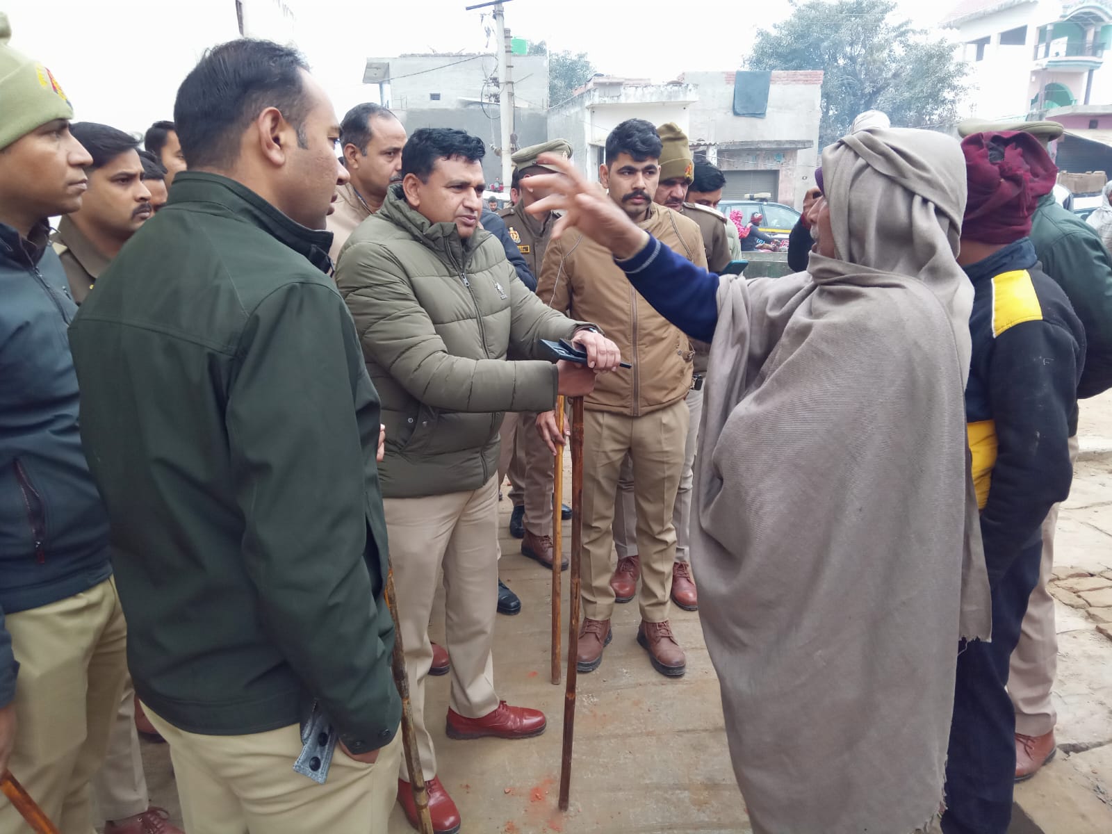 उत्तर प्रदेश : हापुड़ में उपला चोरी को लेकर दो गांवों में पथराव और मारपीट, आधा दर्जन लोग घायल उत्तर प्रदेश : हापुड़ में उपला चोरी को लेकर दो गांवों में पथराव और मारपीट, आधा दर्जन लोग घायल
