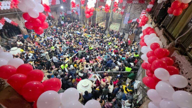 उत्तर प्रदेश : मथुरा वृंदावन में उमड़ा भक्तों का सैलाब, 25 लाख से अधिक श्रद्धालुओं ने किए दर्शन