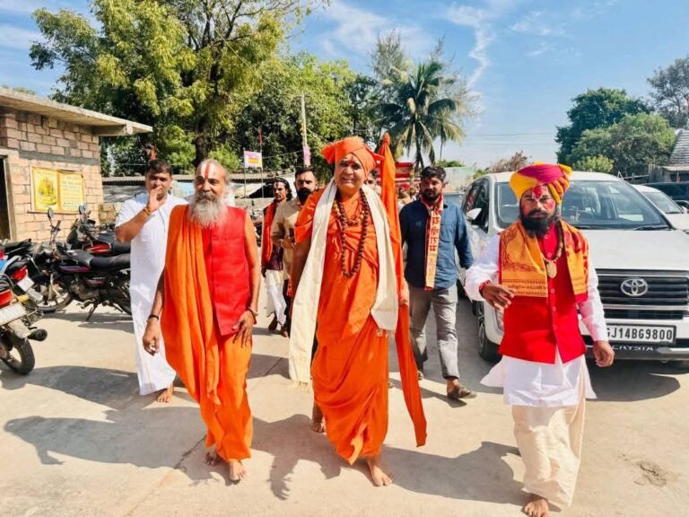 उत्तर प्रदेश : बांग्लादेश में हिंदुओं की हत्या पर शंकराचार्य अधोक्षजानंद का बड़ा बयान: “अंकुश नहीं लगा तो पूरे दक्षिण एशिया के लिए पैदा होगा खतरा”