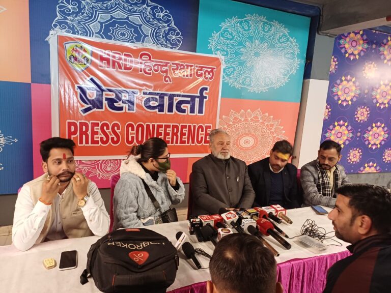 उत्तर प्रदेश : गाजियाबाद में तलवार वितरण मामला, पुलिस पर गंभीर आरोप