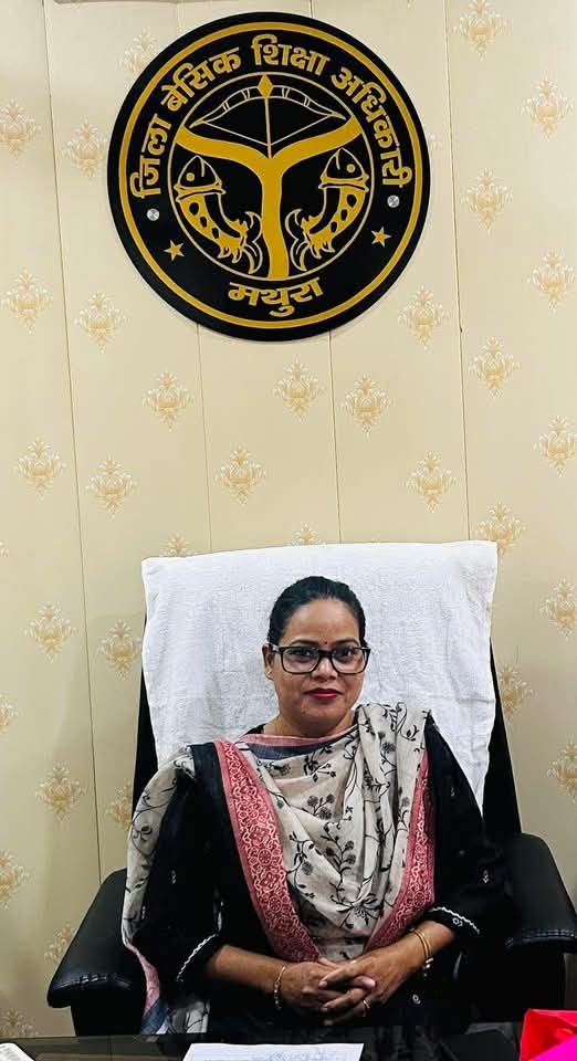 उत्तर प्रदेश : बेसिक शिक्षा अधिकारी को रिश्वत की पेशकश, शिक्षक को ऑफिस से बाहर निकाल कर थमाया नोटिस