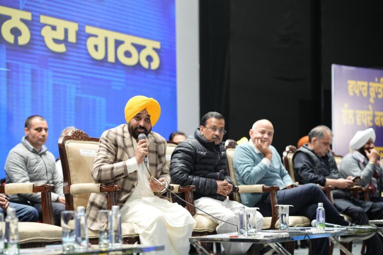 Punjab : अरविंद केजरीवाल और मुख्यमंत्री भगवंत सिंह मान की पंजाब के व्यापारियों और दुकानदारों से मुलाकात