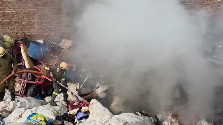 उत्तर प्रदेश : मथुरा में गोमांस की सूचना से भड़का बवाल, घरों और टैंक से मांस बरामद