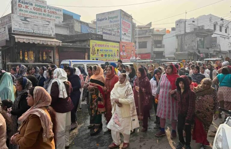 उत्तर प्रदेश : बुलंदशहर में 359वें प्रकाशउत्सव पर नगर कीर्तन में भारी भीड़ उमड़ी