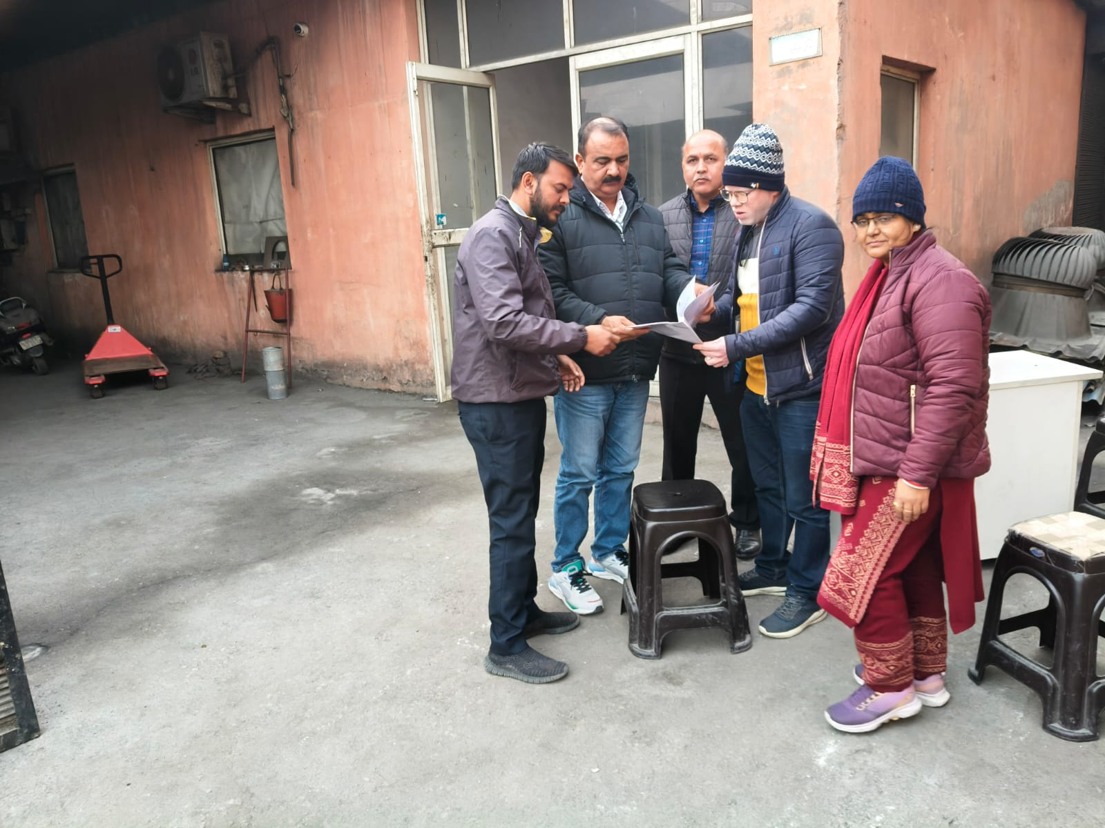 उत्तर प्रदेश : इंदौर की घटना के बाद हापुड़ में पैकेज्ड पेयजल फैक्टरियों पर बड़ी कार्रवाई उत्तर प्रदेश : इंदौर की घटना के बाद हापुड़ में पैकेज्ड पेयजल फैक्टरियों पर बड़ी कार्रवाई