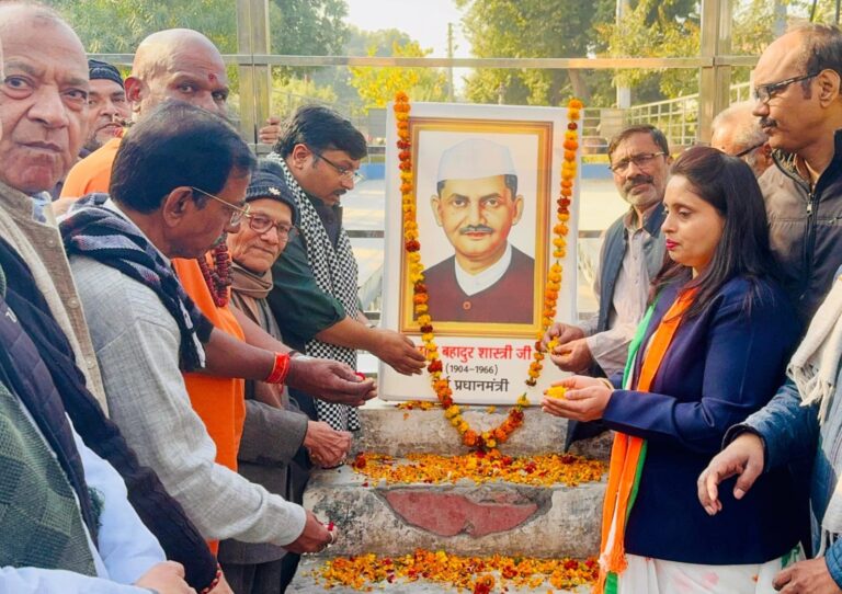 उत्तर प्रदेश : बुलंदशहर में कांग्रेसियों ने पूर्व प्रधानमंत्री लाल बहादुर शास्त्री को श्रद्धांजलि अर्पित की