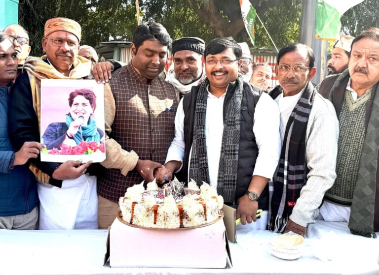 उत्तर प्रदेश : बुलंदशहर में कांग्रेसियों ने केक काटकर मनाया प्रियंका गांधी का जन्मदिन