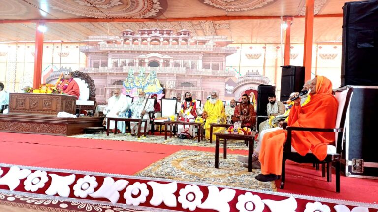 उत्तर प्रदेश : मथुरा के वृंदावन सुदामकुटी महोत्सव में संतो का मेला