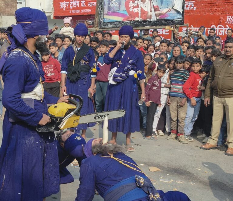 उत्तर प्रदेश : बुलंदशहर में गुरु गोविंद सिंह के प्रकाश पर्व पर उमड़ी श्रद्धालुओं की भारी भीड़