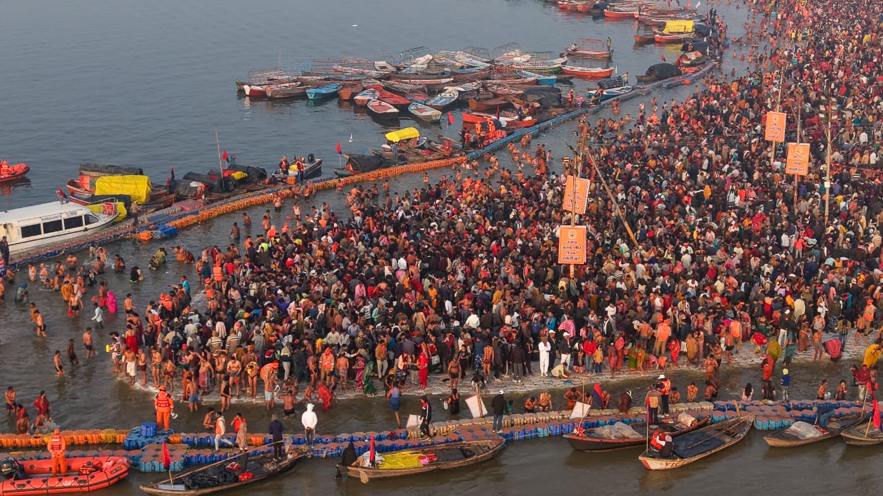 उत्तर प्रदेश : माघ मेले में मकर संक्रांति स्नान पर्व पर उठी आस्था की लहर, 1 करोड़ से अधिक लोगों ने लगाई पुण्य की डुबकी उत्तर प्रदेश : माघ मेले में मकर संक्रांति स्नान पर्व पर उठी आस्था की लहर, 1 करोड़ से अधिक लोगों ने लगाई पुण्य की डुबकी