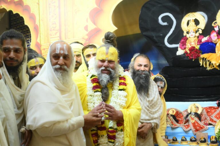 उत्तर प्रदेश : वृंदावन में सुदामा कुटी शताब्दी महोत्सव की भव्यता, संत प्रेमानंद महाराज पहुंचे, श्रीराम महायज्ञ की परिक्रमा कर हुए भाव-विभोर