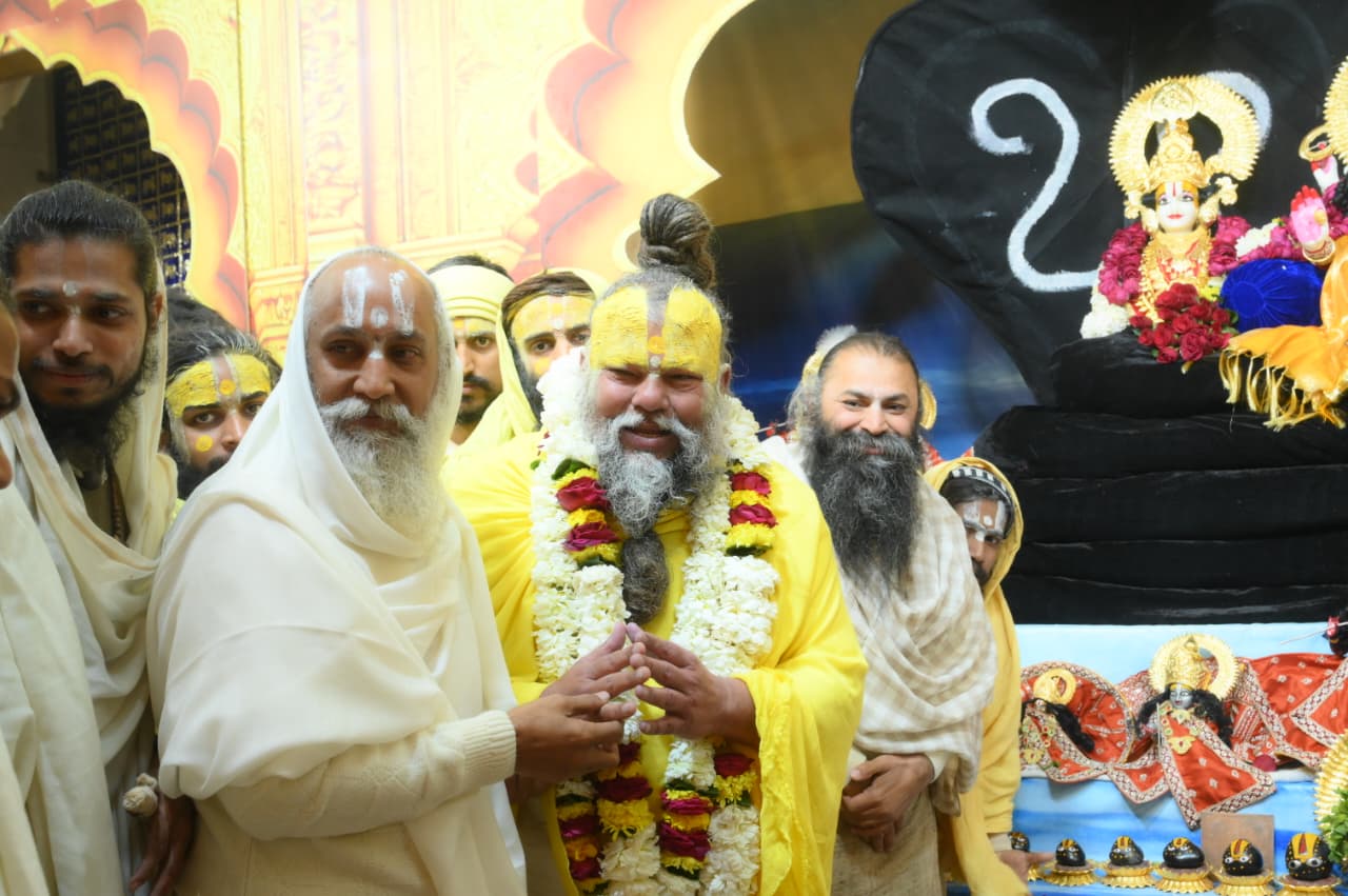 उत्तर प्रदेश : वृंदावन में सुदामा कुटी शताब्दी महोत्सव की भव्यता, संत प्रेमानंद महाराज पहुंचे, श्रीराम महायज्ञ की परिक्रमा कर हुए भाव-विभोर उत्तर प्रदेश : वृंदावन में सुदामा कुटी शताब्दी महोत्सव की भव्यता, संत प्रेमानंद महाराज पहुंचे, श्रीराम महायज्ञ की परिक्रमा कर हुए भाव-विभोर
