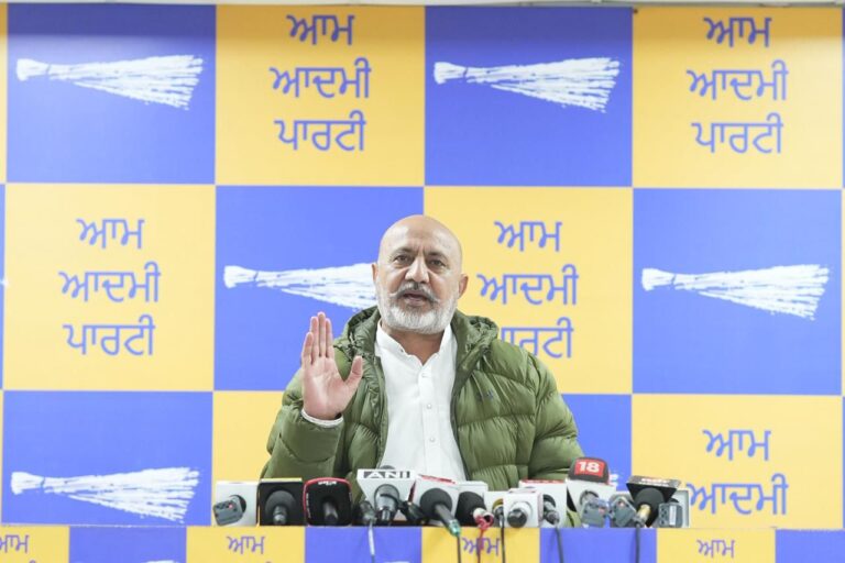 Punjab : रवनीत बिट्टू ने खुद माना कि बादल परिवार के साथ गठबंधन का मतलब पंजाब में ड्रग्स और गैंगस्टर की वापसी है : आप