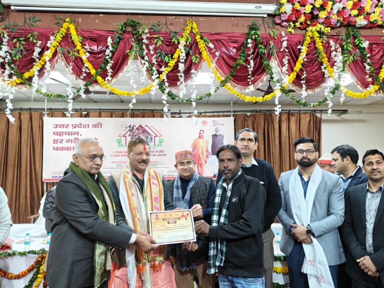 उत्तर प्रदेश : मथुरा में सीएम योगी का सिंगल क्लिक बना हजारों के सपनों की नींव, 4366 लाभार्थियों के खाते में पहुंचे एक-एक लाख रुपये