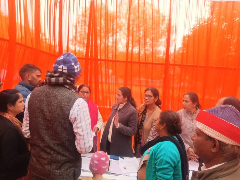 उत्तर प्रदेश : मथुरा में मतदाता सूची को लेकर एक्शन में एसडीएम, गोवर्धन विधानसभा के बूथों पर पहुंचकर परखी तैयारियां