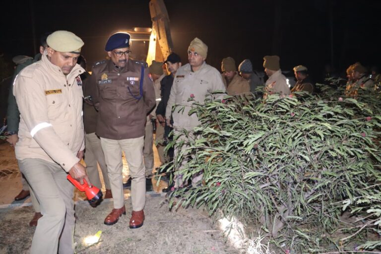 उत्तर प्रदेश : बुलंदशहर में भीषण सड़क हादसा, तेज रफ्तार कार डिवाइडर कूदकर ट्रक से टकराई, तीन युवकों की मौत