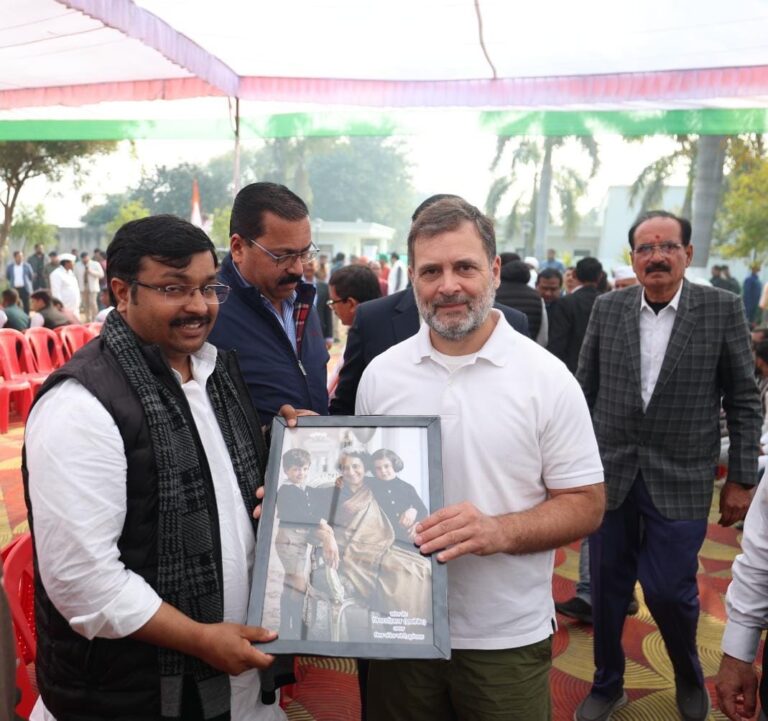 उत्तर प्रदेश : राहुल गांधी से मिले बुलंदशहर कांग्रेस जिलाध्यक्ष जियाउर्रहमान, ऐतिहासिक पोट्रेट भेंट