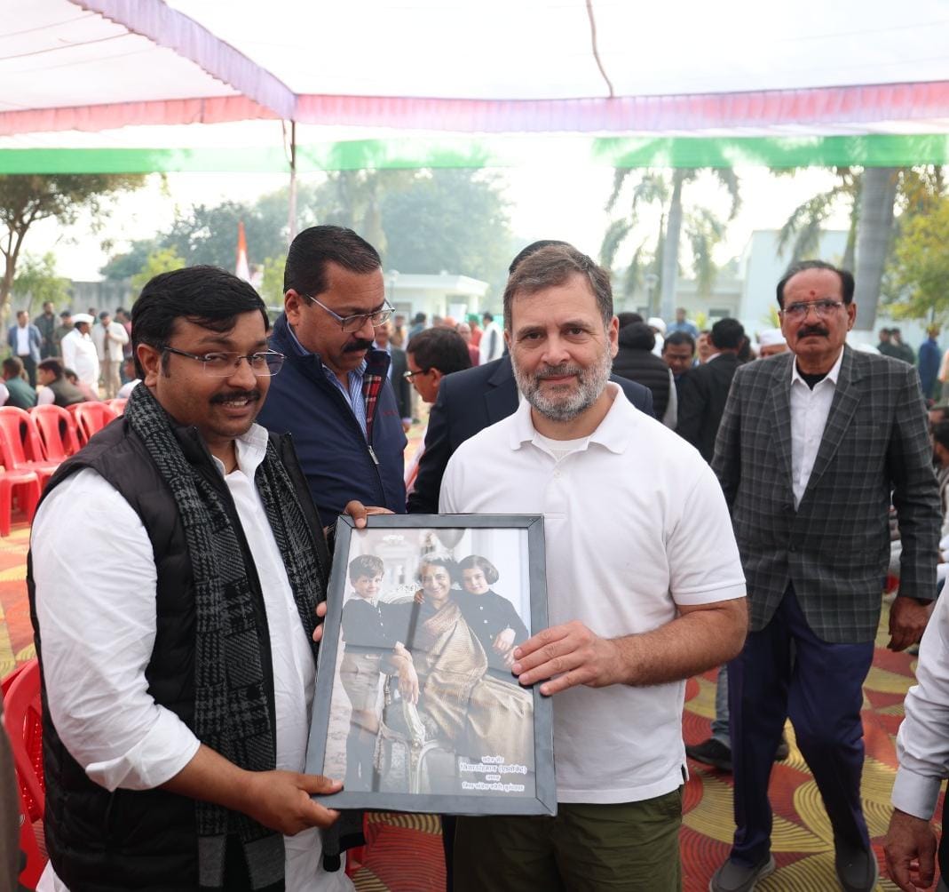 उत्तर प्रदेश : राहुल गांधी से मिले बुलंदशहर कांग्रेस जिलाध्यक्ष जियाउर्रहमान, ऐतिहासिक पोट्रेट भेंट उत्तर प्रदेश : राहुल गांधी से मिले बुलंदशहर कांग्रेस जिलाध्यक्ष जियाउर्रहमान, ऐतिहासिक पोट्रेट भेंट