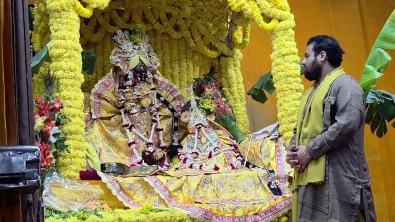 ब्रज में होली की हुंकार: बांकेबिहारी संग भक्तों ने खेला गुलाल, राधारमण लाल ने पहनी पीली पोशाक, 40 दिन मचेगी धूम