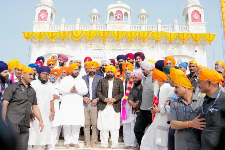 Punjab : मुख्यमंत्री भगवंत सिंह मान ने श्री नांदेड़ साहिब में माथा टेका, कहा- पंजाब सरकार नांदेड़ साहिब को पवित्र शहर का दर्जा देने की मांग महाराष्ट्र सरकार के समक्ष उठाएगी