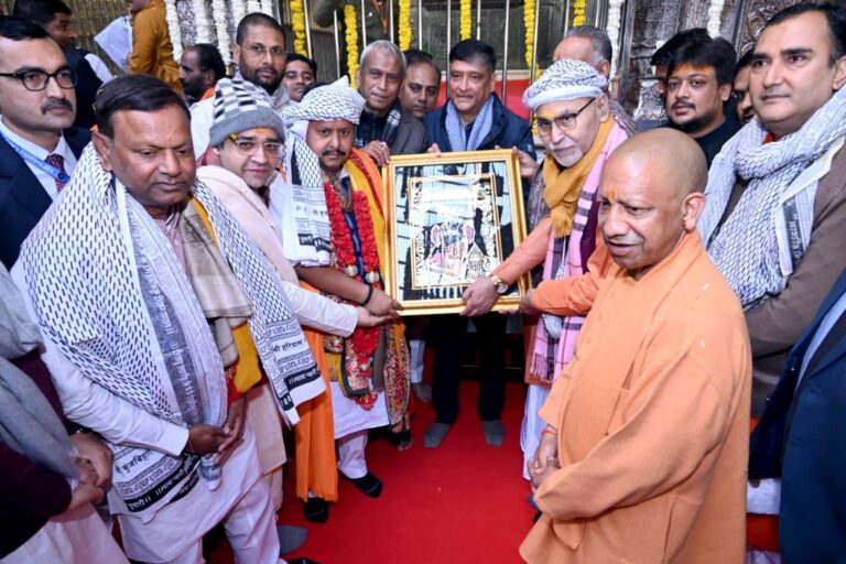उत्तर प्रदेश : वृंदावन में आस्था और राजनीति का संगम, युवा ऊर्जा नितिन नवीन संग योगी ने टेका बांकेबिहारी की चौखट पर मत्था