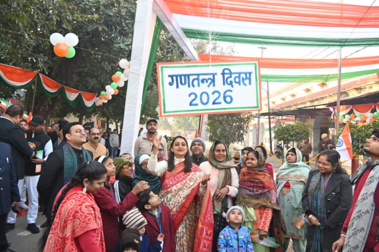 उत्तर प्रदेश : बुलंदशहर में शान से फहराया तिरंगा, 77वें गणतंत्र दिवस पर भव्य परेड और सांस्कृतिक कार्यक्रम