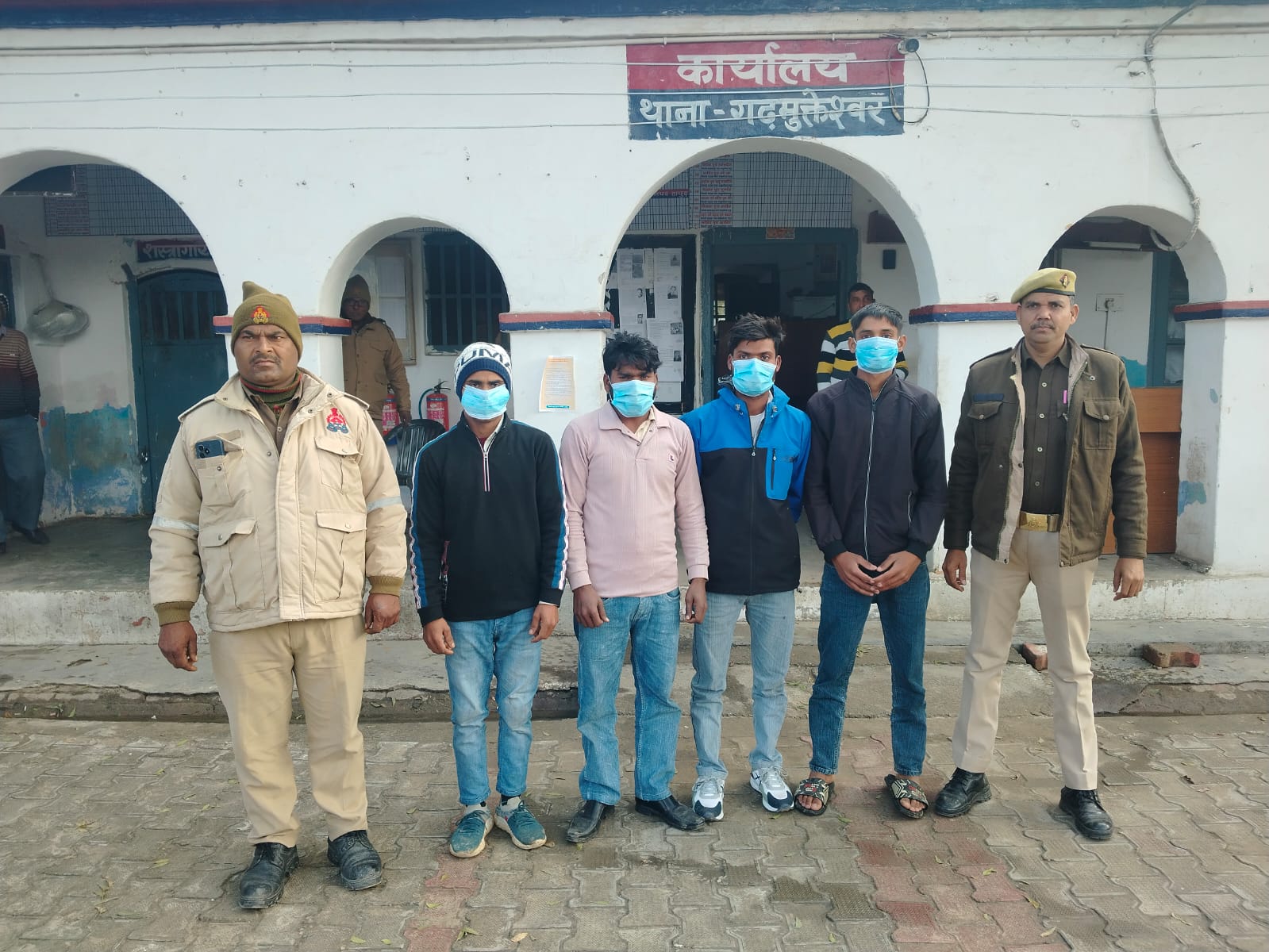 उत्तर प्रदेश : हापुड़ में मां-बेटे को हाथ जोड़कर गांव में घुमाने का मामला, वीडियो वायरल होने पर पुलिस ने चार आरोपियों को किया गिरफ्तार उत्तर प्रदेश : हापुड़ में मां-बेटे को हाथ जोड़कर गांव में घुमाने का मामला, वीडियो वायरल होने पर पुलिस ने चार आरोपियों को किया गिरफ्तार