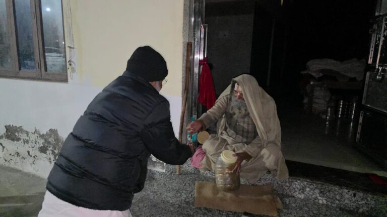 उत्तर प्रदेश : हनुमानबाग पहुंचे कैबिनेट मंत्री स्वतंत्र देव सिंह, संत सियाराम दास महाराज से लिया आशीर्वाद