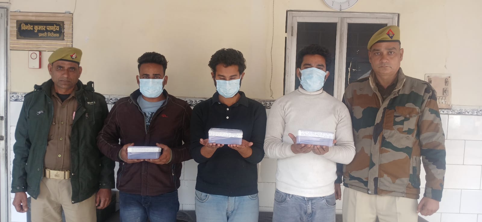उत्तर प्रदेश : फर्जी जज और पुलिस बनकर कुवैत में कार्यरत युवक से 5.30 लाख की ठगी, तीन आरोपी गिरफ्तार उत्तर प्रदेश : फर्जी जज और पुलिस बनकर कुवैत में कार्यरत युवक से 5.30 लाख की ठगी, तीन आरोपी गिरफ्तार